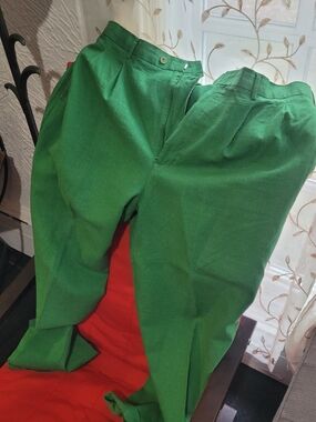 Men's Green Pleated Chinos – Classic Everyday Style